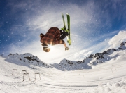 开云棋牌下载-赛道上的红色风暴，法拉利逆转雷诺，维斯塔潘状态火热点燃F1新赛季