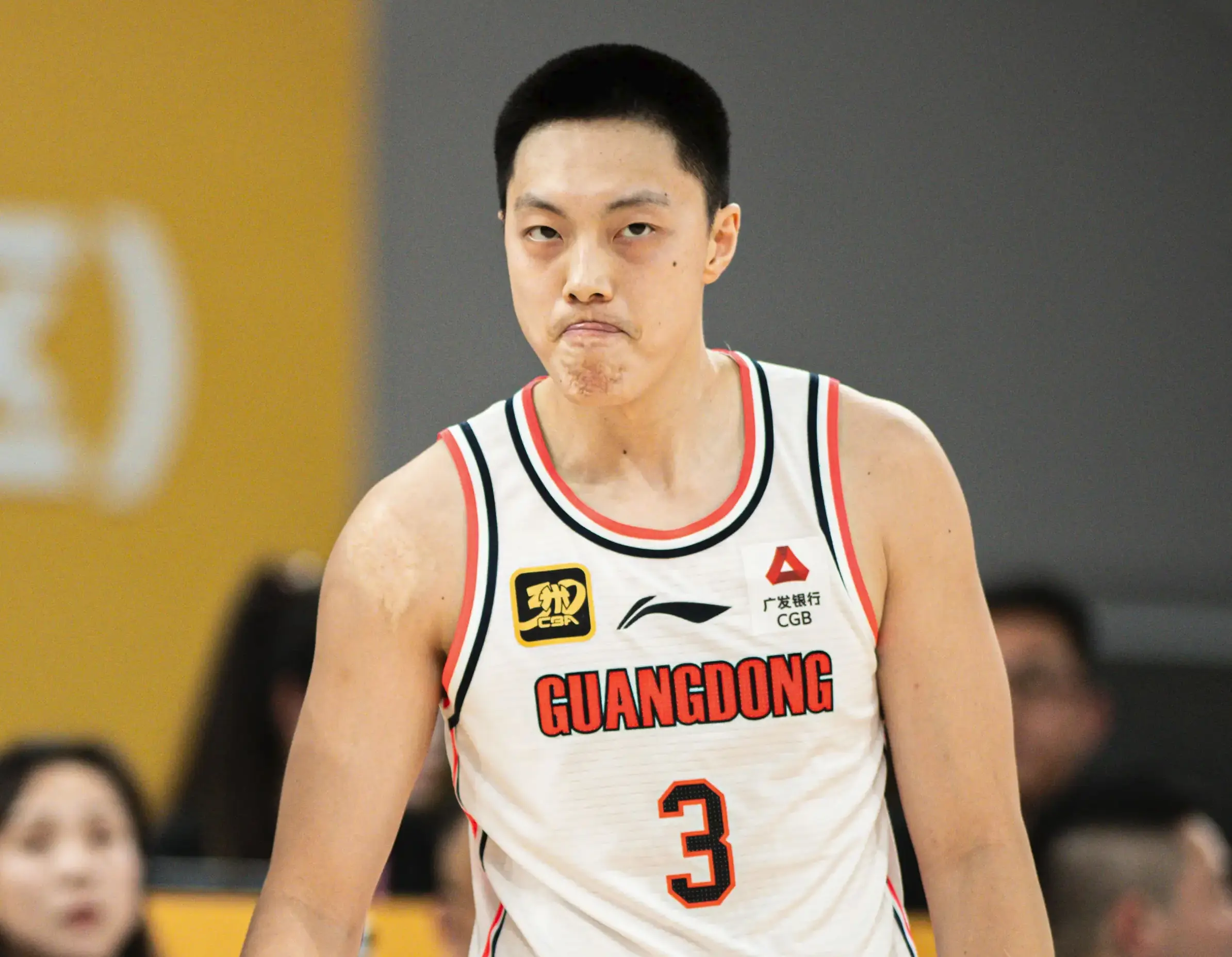 福建男篮球员技术精湛，大比分击败对手