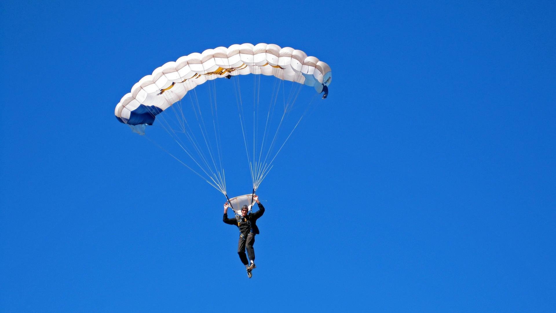 红与银的宿命对决，当阿隆索的惊艳四座，映照梅赛德斯完胜法拉利的时代终局